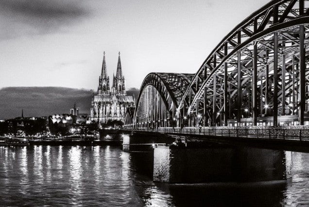 Teaserbild zu unserer Veranstaltung koelsch Party drink doch ene mit mit einem Bild der Kölner Brücke und dem Kölner Dom im Hintergrund